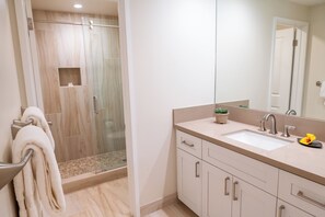 Shower, hair dryer, towels - Ma'alaea Surf, Unit E6-2 Bedroom Beachfront Condo. AC, Wi-Fi, Kitchen, Pool (Kihei)
