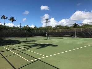 Sport court - Ma'alaea Surf, Unit E6-2 Bedroom Beachfront Condo. AC, Wi-Fi, Kitchen, Pool (Kihei)