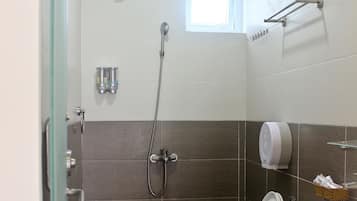 Shower, pancuran hujan, perlengkapan mandi gratis, dan pengering rambut