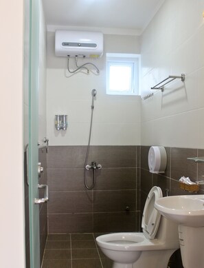 Shower, rainfall showerhead, free toiletries, hair dryer - Dream Home (Da Lat)