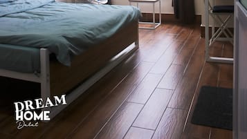 Kamar Double Basic | Seprai antialergi, meja kerja, dan tirai kedap cahaya