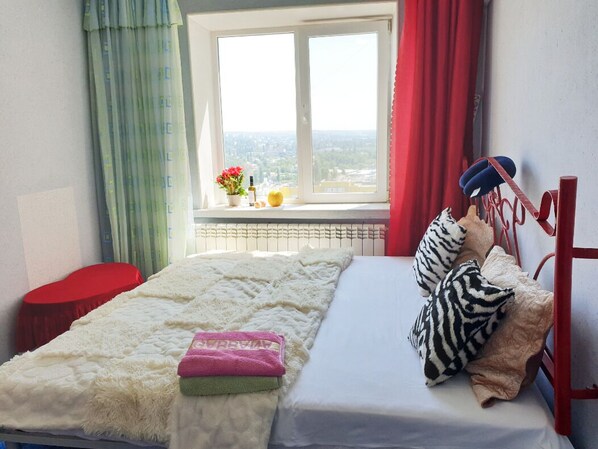 2 bedrooms, iron/ironing board, WiFi