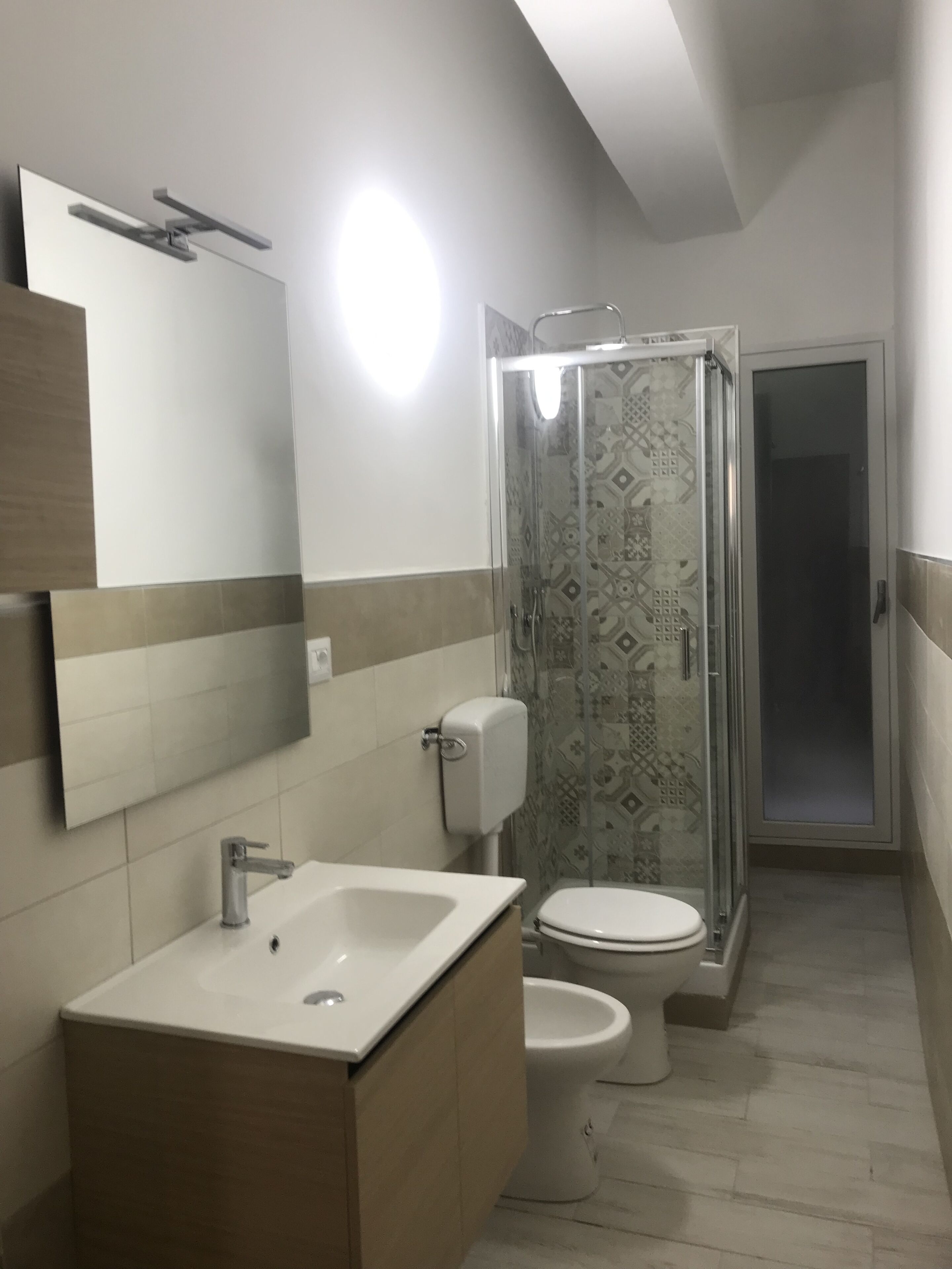 Douche, séchoir à cheveux, bidet, serviettes fournies