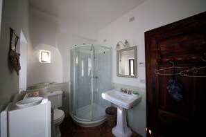 Bathtub, bidet
