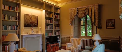 Een televisie, een open haard, een dvd-speler en een tafeltennistafel