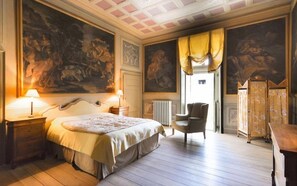 3 bedrooms, iron/ironing board, free WiFi, bed sheets - Historic residence in the heart of the Alps (Ponte in Valtellina)