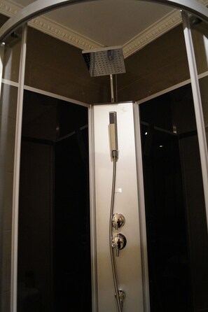 City-Apartment | Badezimmer | Duschwanne, Haartrockner, Handtücher