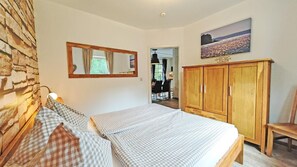 3 slaapkamers, een strijkplank/strijkijzer, reisbedje, gratis internet