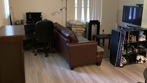 Living area - Davis Shared or Private BR with 2 Beds (Davis)