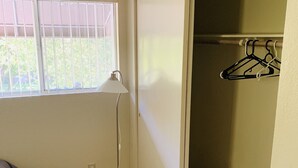 Comfort Room - Davis Shared or Private BR with 2 Beds (Davis)