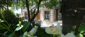 ルーアンから9 kmの小さな村の中心にある修道院のふもと