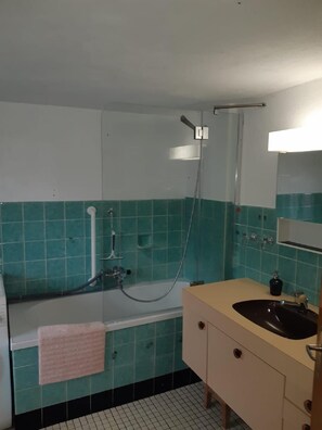 Ensemble baignoire-douche, serviettes fournies