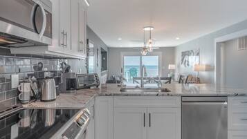 Een koelkast, een magnetron, een vaatwasser