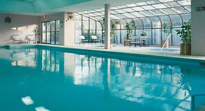 Una piscina cubierta, una piscina al aire libre