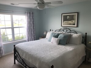 2 dormitorios, tabla de planchar con plancha, cuna de viaje