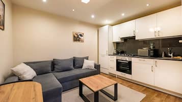 Appartement Supérieur | Salle de séjour | Télévision à écran plat