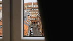 Un vicolo stretto con edifici su entrambi i lati, visto da una finestra.