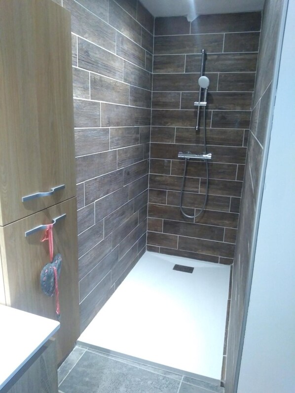 Unclassified image, 1 of 8, button -  Old farmhouse renovated in a contemporary style (Lantriac)