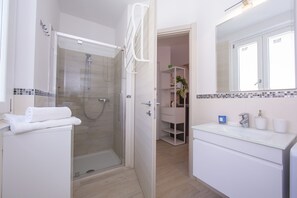 Bathtub, hair dryer, bidet, towels - Como Lake Modern Apartment Ulivi, Tremezzina (Mezzegra), Italy (Tremezzina (Mezzegra))