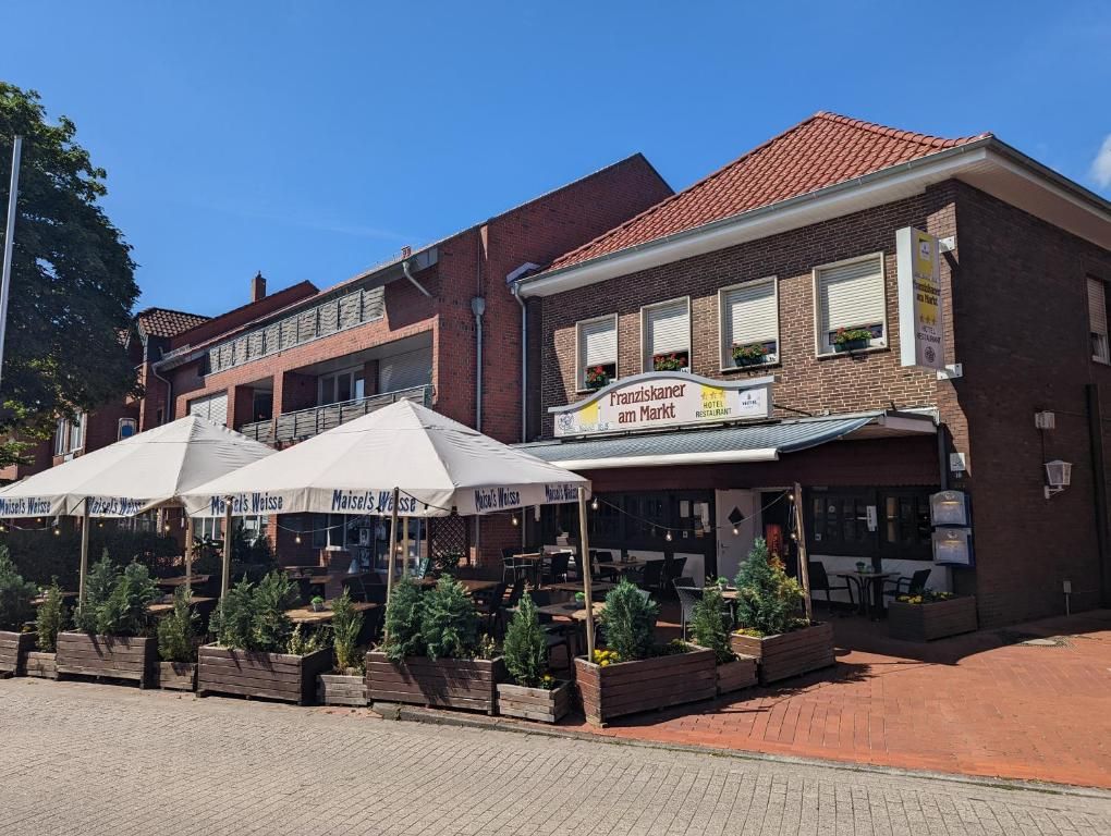 Un restaurant doté d’une terrasse et d’une enseigne indiquant qu’il s’agit également d’une épicerie.