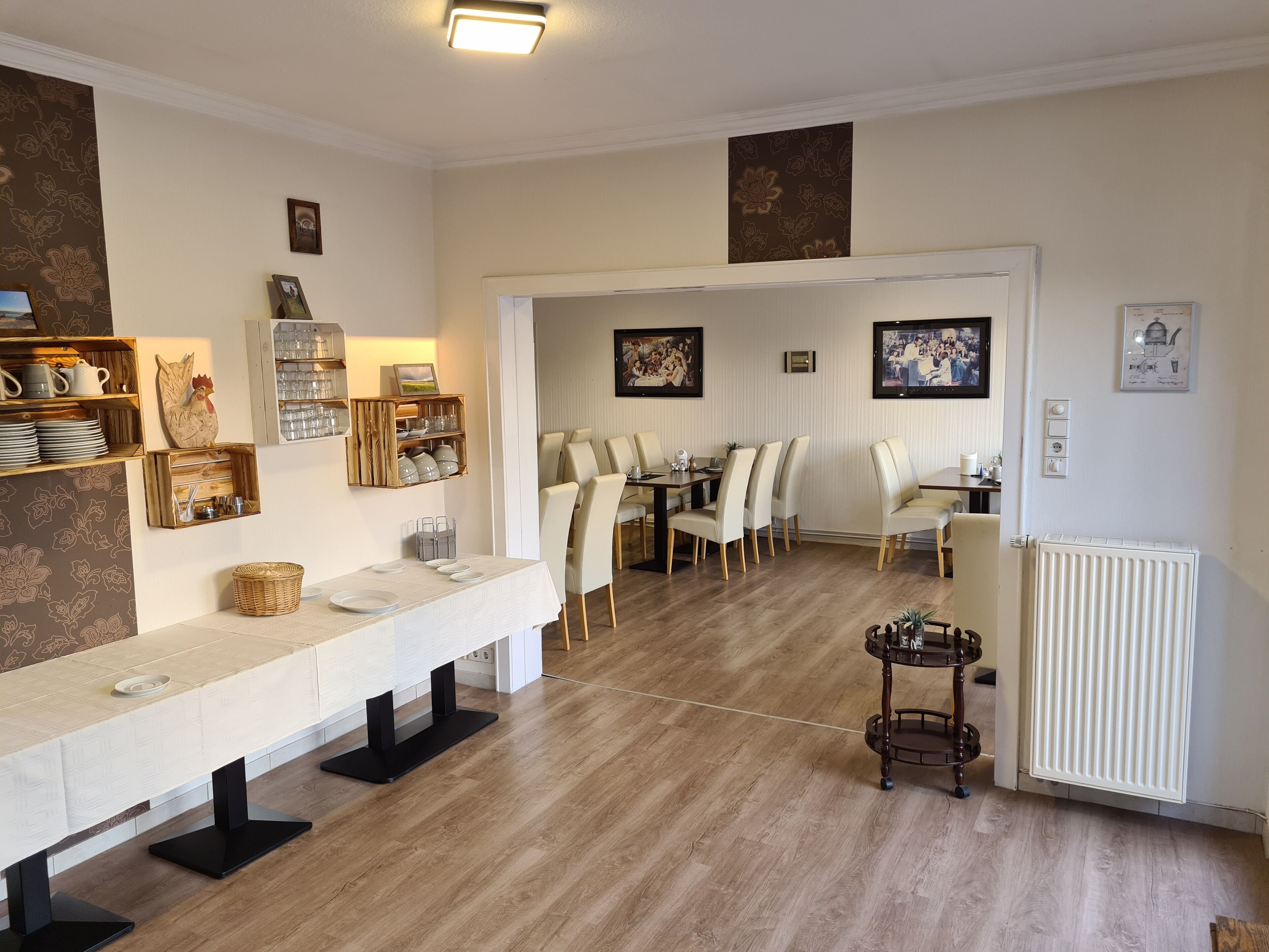 Un comedor con una mesa larga, sillas y una mesa de buffet.