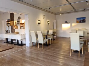 Desayuno buffet todos los días (EUR 7 por persona)