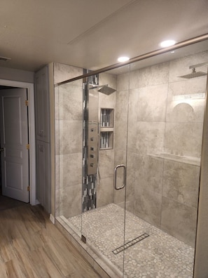 Badewanne, Haartrockner, Handtücher, Seife