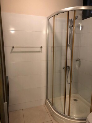 Honeymoon-Apartment | Badezimmer | Dusche, Handtücher