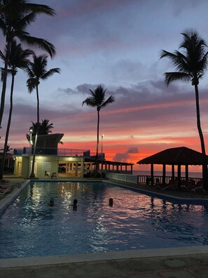 2 座室外游泳池