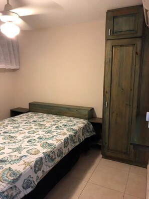 A bedroom with a bed, a wardrobe, and a ceiling fan. - Bahia Sosua 22 (Sosúa)