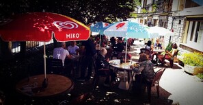 Outdoor dining - O'Friendly Golden Cottage 11 (Dorres)