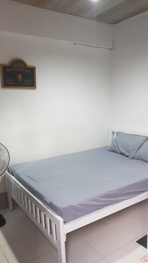 Economy tweepersoonskamer | Een bureau, een laptopwerkplek, verduisterende gordijnen