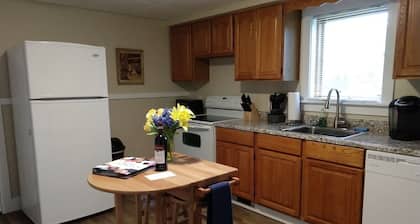 WHITE MOUNTAINS RENOVATED 1 BEDROOM on Ground Floor