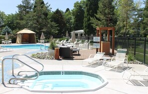 Een buitenzwembad, een verwarmd zwembad