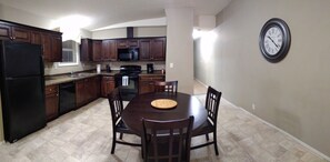 Kühlschrank, Mikrowelle, Herdplatte, Geschirrspüler