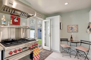 Réfrigérateur, un four, surface de cuisson, lave-vaisselle