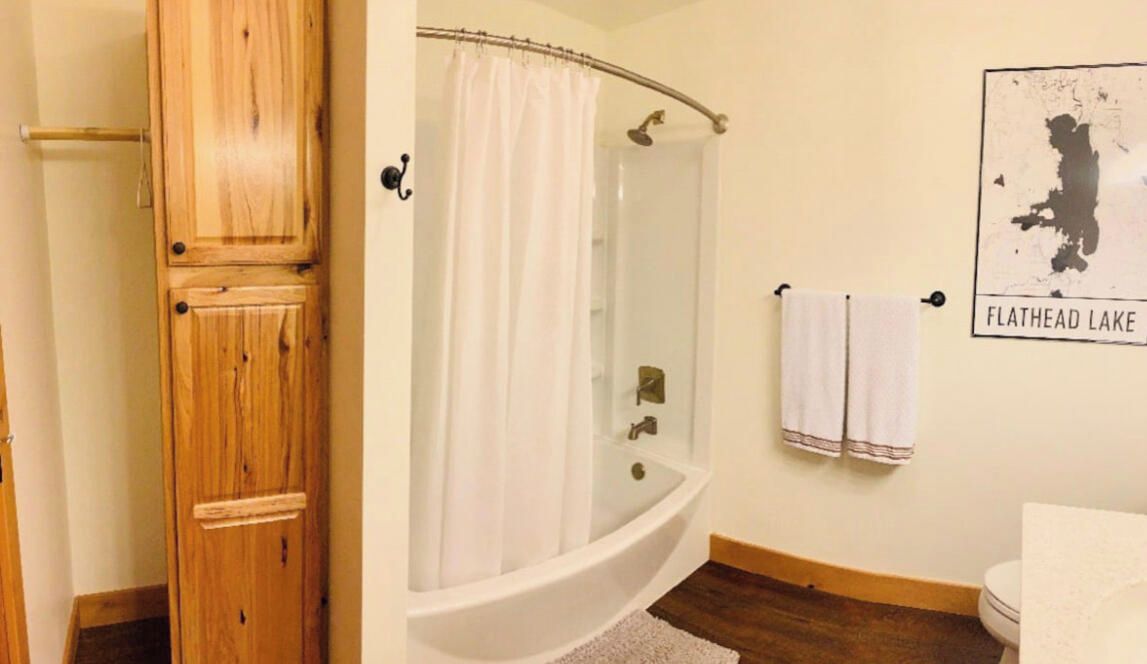 Ensemble douche/baignoire, sèche-cheveux, serviettes fournies, savon