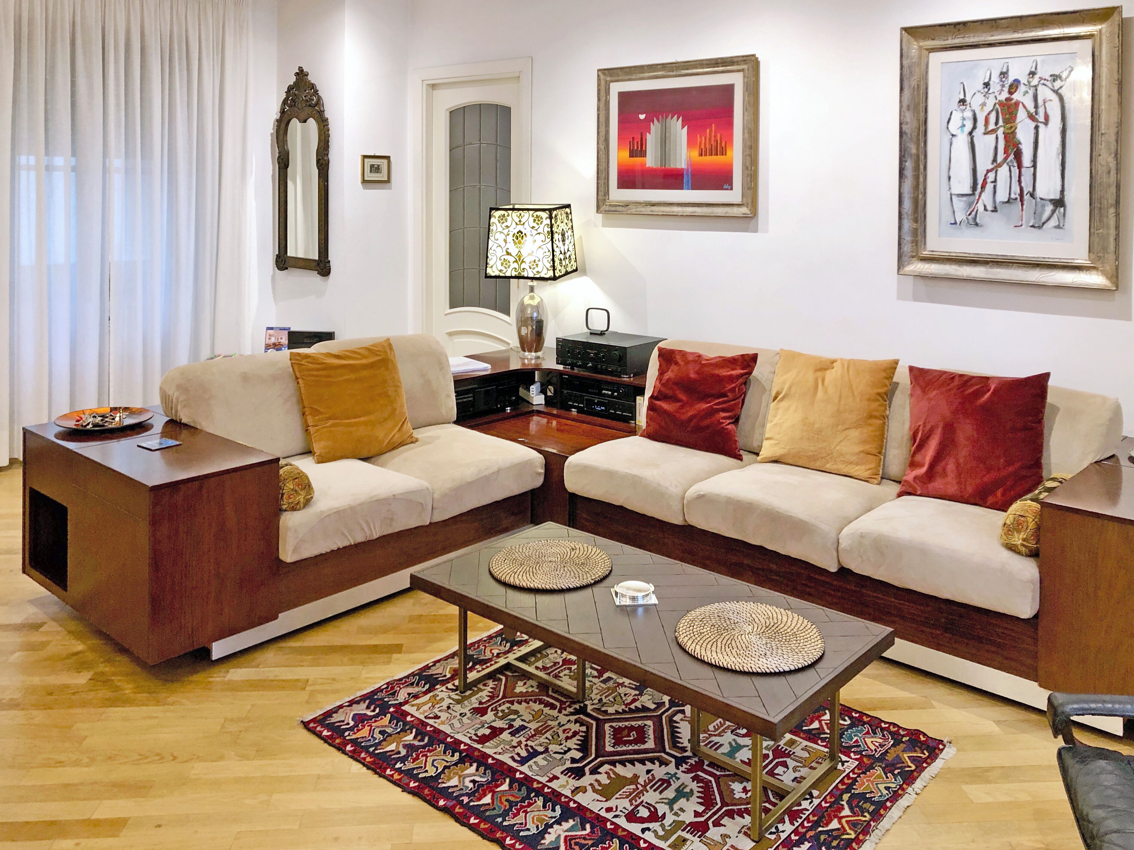 TV connectée, livres, médiathèque, chaîne hi-fi