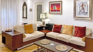 Smart-TV, BĂŒcher, Musikbibliothek, Stereoanlage