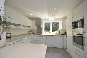 Private kitchen - Huge 4 bed apartment with balcony (Edinburgh)