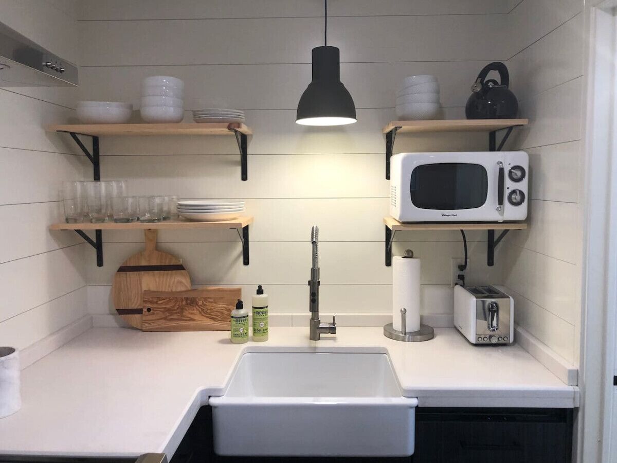 Refrigerador, cafetera y tetera y utensilios de cocina 