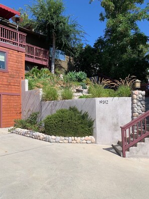 Exterior - Great 6 Bed / 5 bath House in Heart of Orange County, close to all attractions. (North Tustin)