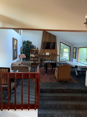 Televisión, chimenea, videojuegos y reproductor de DVD 