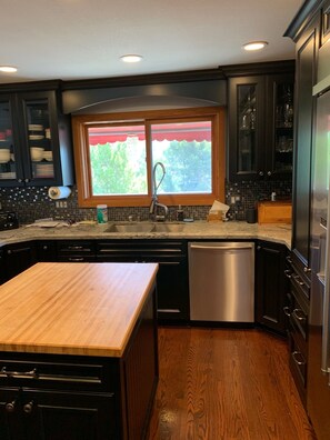 Fridge, microwave, oven, stovetop - Great 6 Bed / 5 bath House in Heart of Orange County, close to all attractions. (North Tustin)