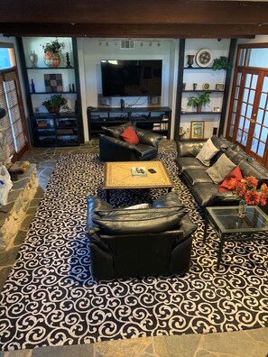 TV, fireplace, video games, DVD player - Great 6 Bed / 5 bath House in Heart of Orange County, close to all attractions. (North Tustin)