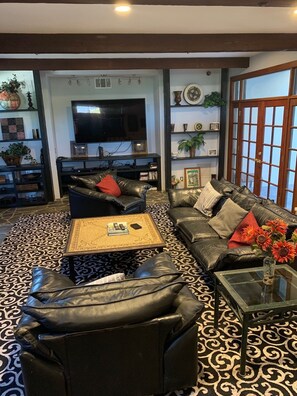 テレビ、暖炉、テレビゲーム、DVD プレーヤー