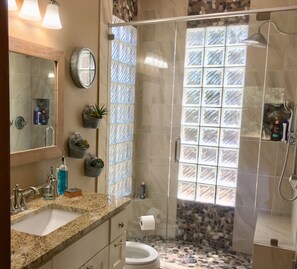 Combined shower/bathtub, hair dryer, towels, soap - Hill Country Retreat  - Lovely Canyon Lake Views (Canyon Lake)