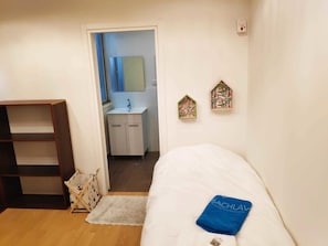 Classic Room | Bed sheets - The Kibbutz - Adults Only - Hostel (Tel Aviv)