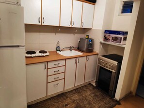 Refrigerador con congelador, microondas, horno y parrilla de estufa 