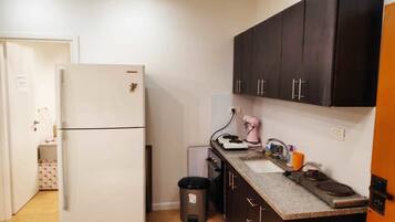 Full-size fridge, microwave, oven, stovetop